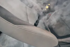 Schimmel im Auto professionell entfernen – Innenraum-Dampfbehandlung Thermische Schimmelentfernung im Auto – Dampfbehandlung von Sitz und Innenraum